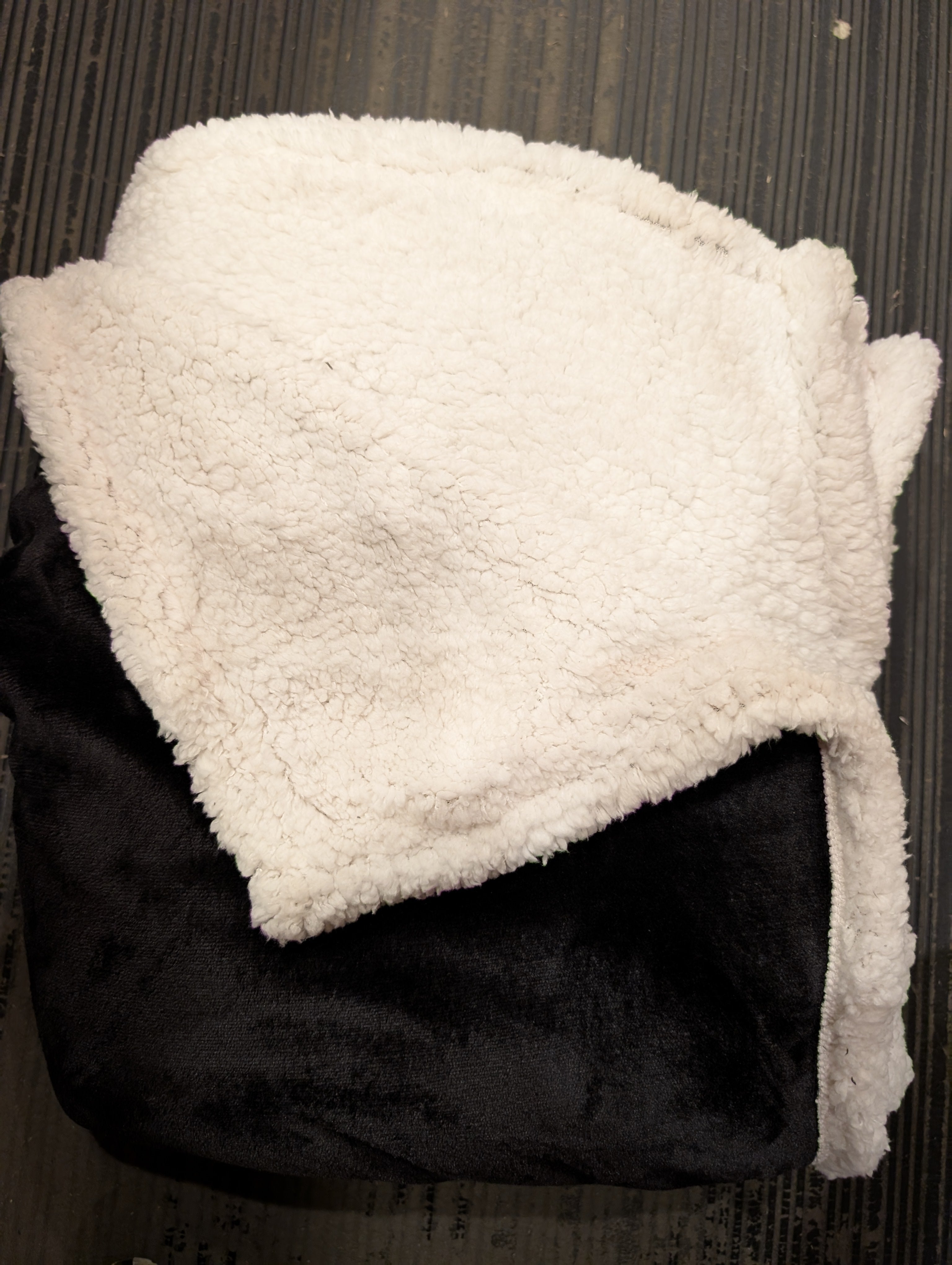 Oversized 60×80 Sherpa Throw Blanket – Black & Ivory Reversible