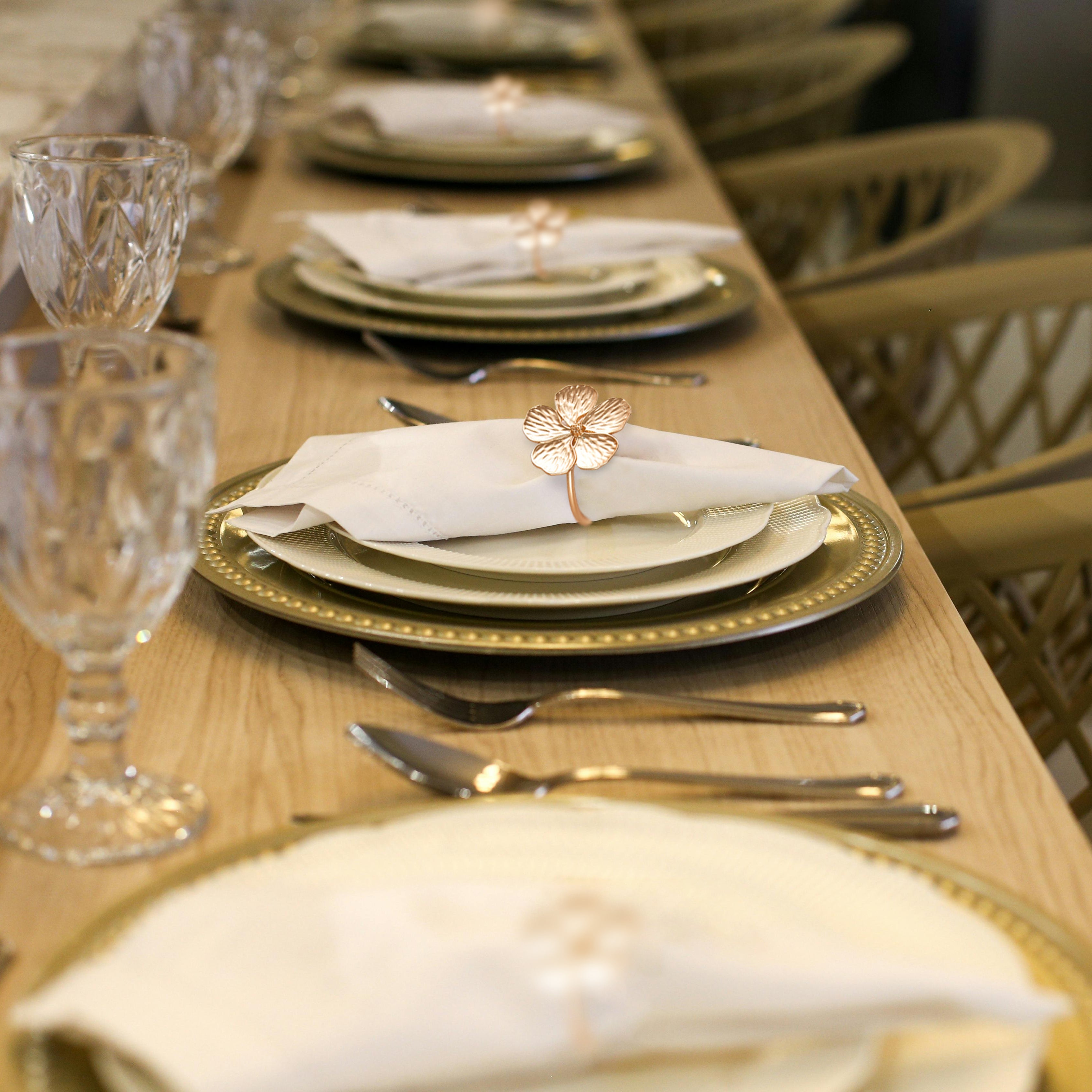 Golden Elegance – Napkin Rings in Gold Floral Design, Luxurious Decorative Dining Table Décor